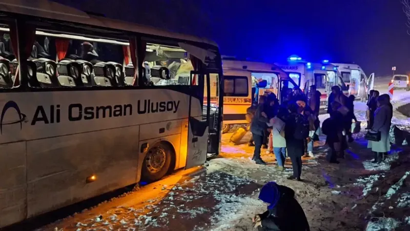 Gümüşhane’de yolcu otobüsü kaza yaptı: 2’si çocuk 14 yaralı