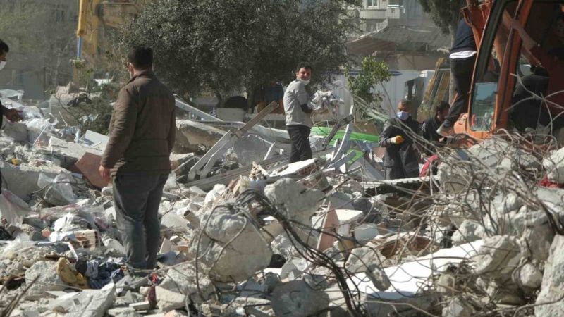 Hatay’da enkazdan milyonluk ürünleri kurtarma çabası