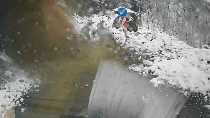 Artvin’de heyelan anı araç kamerasına yansıdı