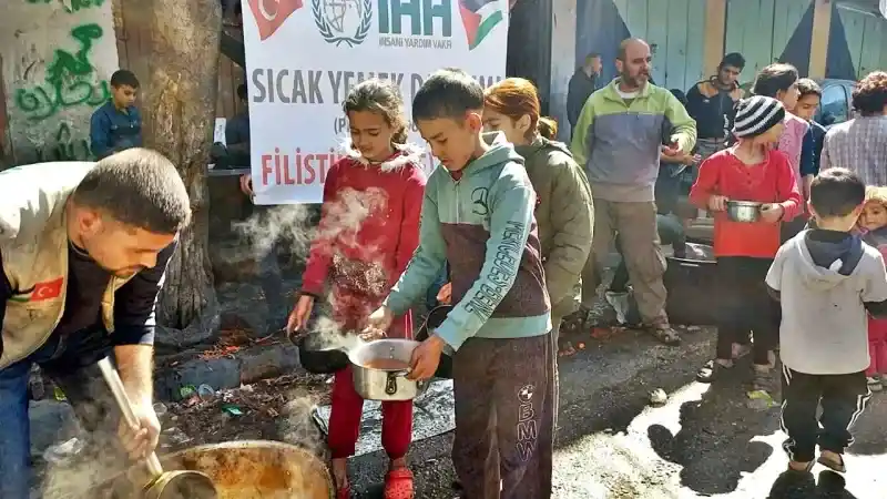 İHH, Gazze’de en çok yemek dağıtımı yapan kuruluşlardan
