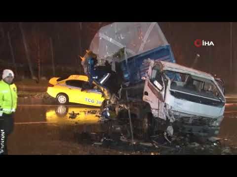 Sultangazi’de kamyon ticari taksinin üstüne devrildi: 3 kişi yaralandı