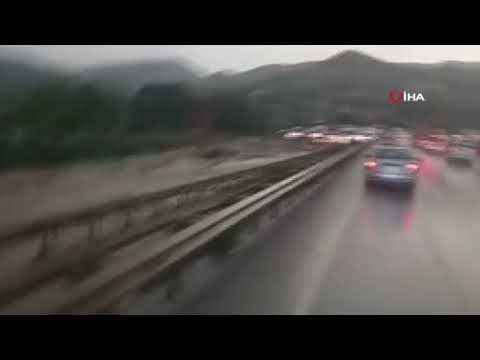 Ankara-Kırıkkale karayolunda sel yüzünden trafik durdu