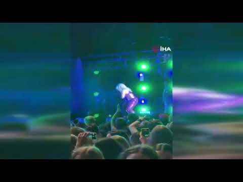 Sanatçının suratına konser sırasında telefon fırlatıldı