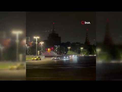 Moskova'da zırhlı araçlar sokaklara indi