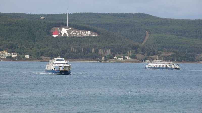 Çanakkale Boğazı sisin etkisini yitirmesiyle tekrar trafiğe açıldı