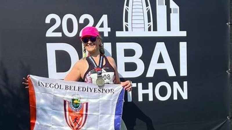 İnegöllü kadın sporcu Dubai Maratonu'nda koştu