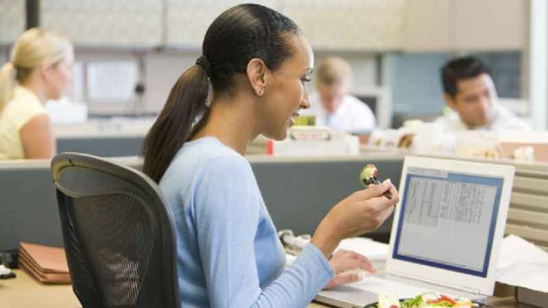 Masa başı çalışanlara 10 altın beslenme önerisi