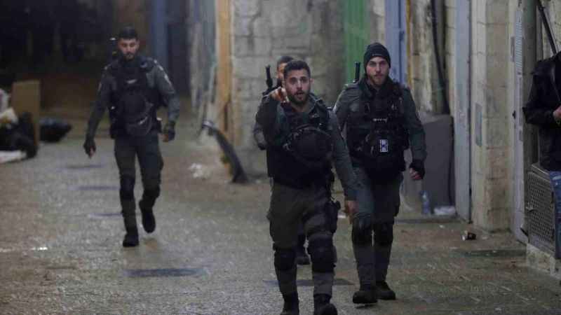 İsrail güçleri, Mescid-i Aksa’nın girişinde bir Filistinliyi öldürdü