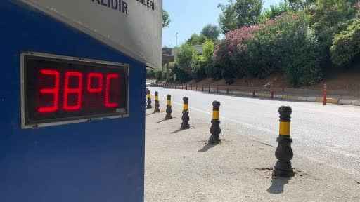 İstanbullular sıcak havada Boğaz'ın sularında serinledi