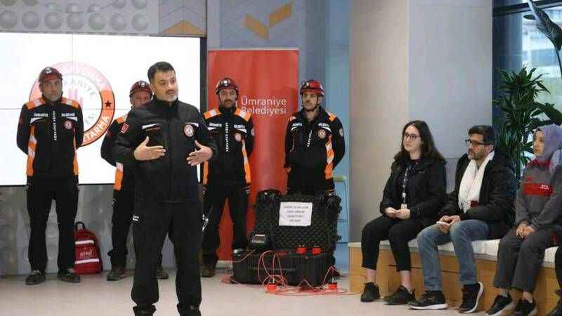 Ümraniye Belediyesi Sivil Savunma Arama Kurtarma Ekibi 100 bin kişiye afet farkındalık eğitimi verdi