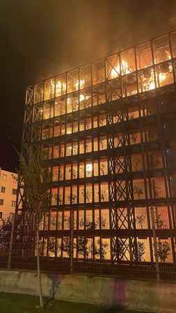 İzmir'de 4 bloklu site alevlere teslim oldu!