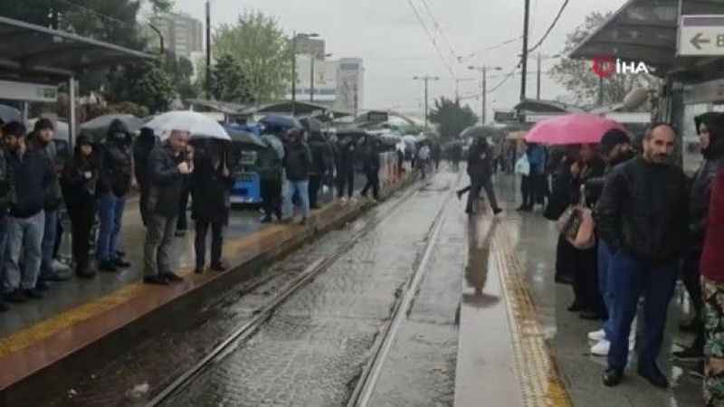 Kabataş - Bağcılar tramvayı yine arızalandı, vatandaşlar Ekrem İmamoğlu’na tepki gösterdi