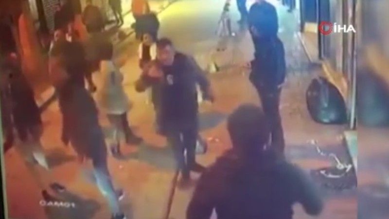 Kadınların omuz atma tartışması kavgaya dönüştü