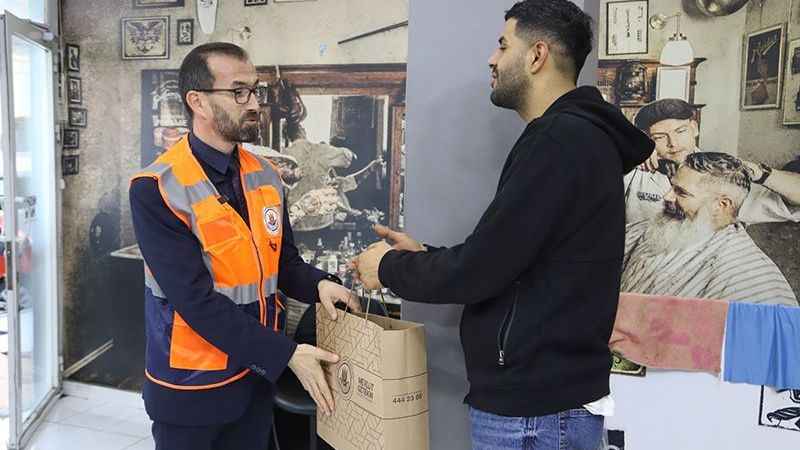 Kâğıthane'de kuaför ve berberler için sürpriz hediye