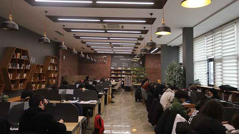 Kağıthaneli gençler derslerini Millet Kıraathanelerinde çalışıyor