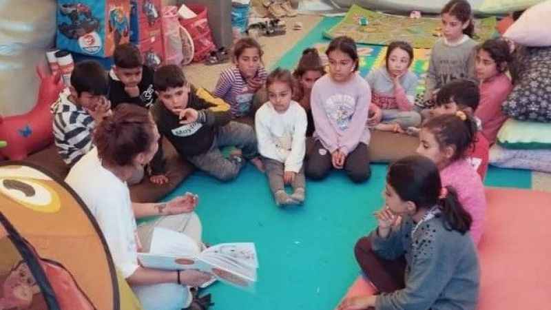 Depremzede çocuklar için işinden istifa eden Şeyda Öğretmen