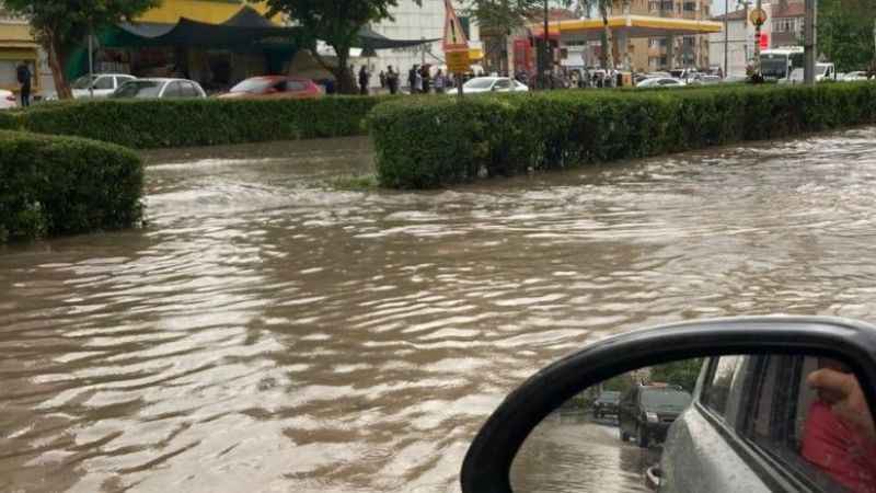 Kayseri'de sağanak yağış: Evleri ve dükkanları su bastı