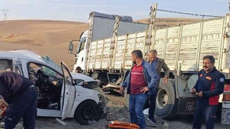 Ağrı’da tır otomobille çarpıştı: 2 ölü, 2 yaralı