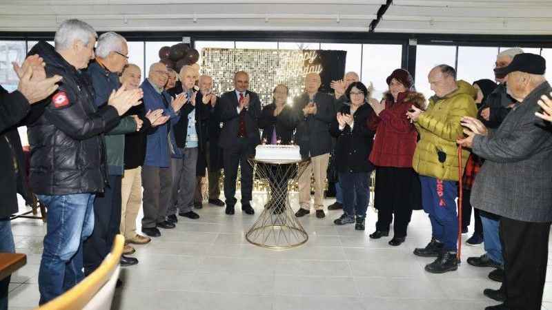 Körfez’in 75’lik çınarlarına sürpriz doğum günü