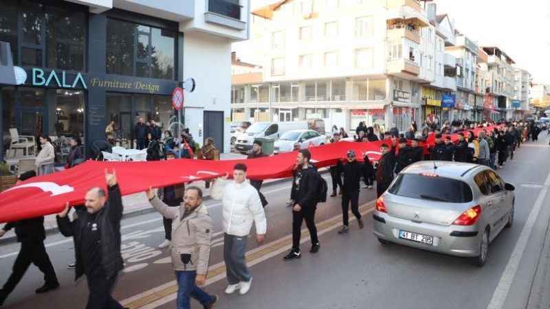Körfez'de şehitler dualarla ve yürüyüşle anıldı