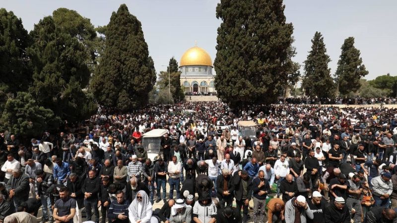 Mescid-i Aksa’da 100 bin kişi cuma namazı kıldı