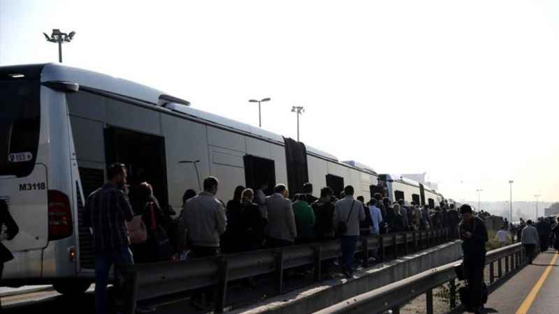 Metrobüs arıza yaptı, vatandaş isyan etti: "Böyle hizmet mi yapılır"