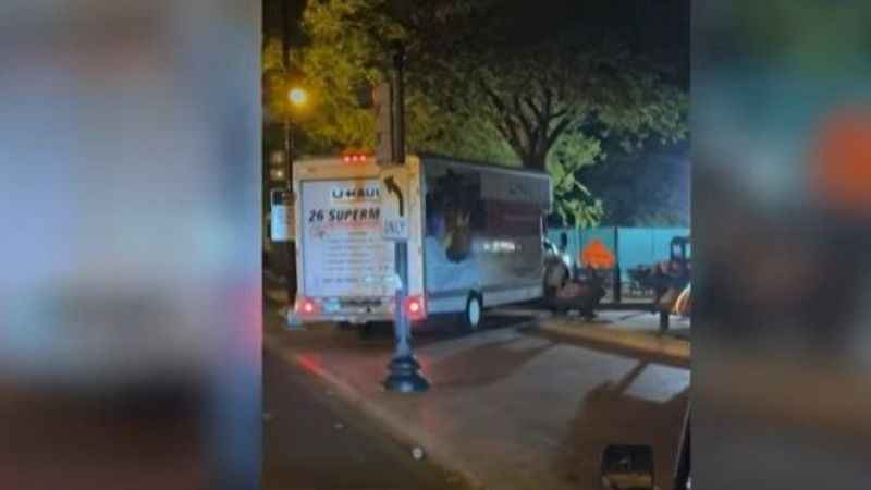 Nazi bayraklı araç, Beyaz Saray’ın güvenlik bariyerlerine iki defa çarptı