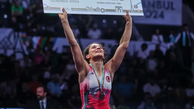 Milli güreşçi Nesrin Baş, Beşiktaş Olağanüstü Genel Kurul Toplantısı’nda ayakta alkışlandı