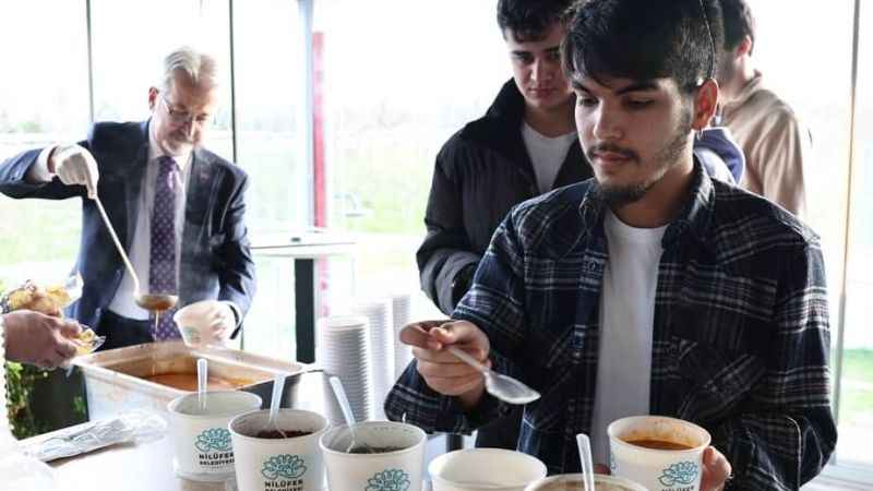 Nilüfer'de öğrencilere sıcak çorba desteği