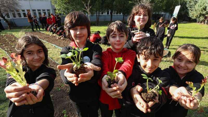 Başkan Erdem, öğrencilerle çilek ekimi yaptı