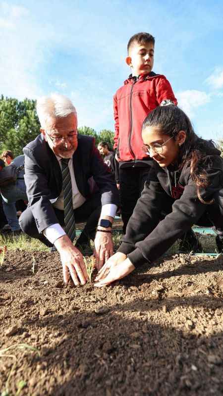 Başkan Erdem, öğrencilerle çilek ekimi yaptı