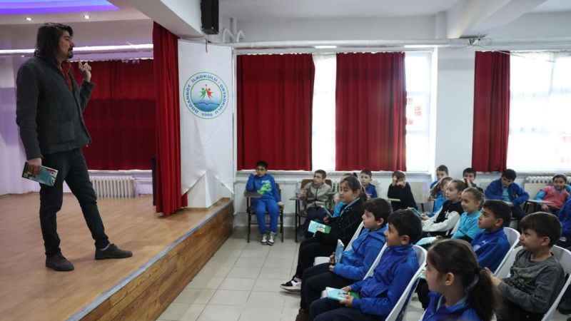 Serdar Uslu, Göl Yazıevi'nde öğrencilerle buluştu