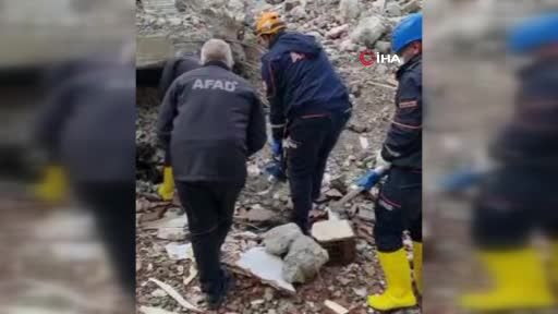 Kayıp olarak aranan Niyazi Bilgiç'in cenazesi enkaz altında bulundu