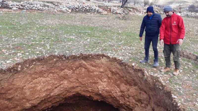 Nurhak’ta deprem sonrası obruklar oluşmaya başladı
