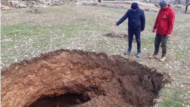 Nurhak’ta deprem sonrası obruklar oluşmaya başladı