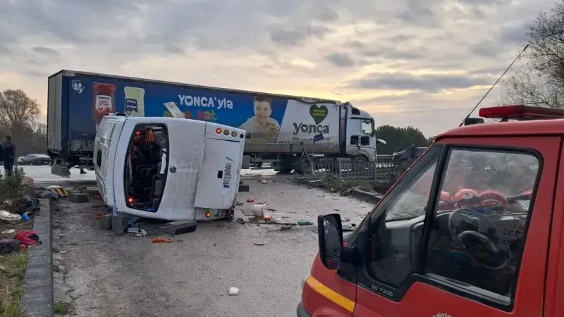 Okul servisi ile TIR çarpıştı: 8 öğrencinin durumu ağır!