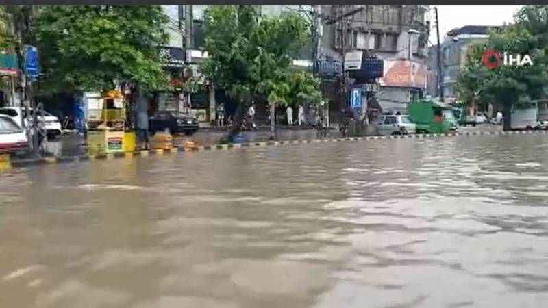 Pakistan'ı sel ve fırtına vurdu: 10 ölü