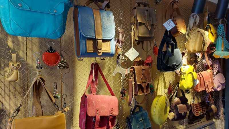 Birbirinden güzel el emeği eserler bu çarşıda!