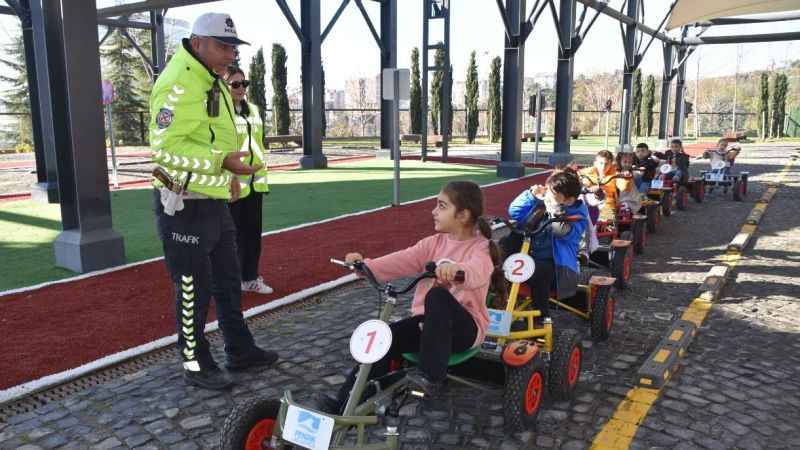 Çocuklar Trafik Eğitim Parkı'nda geleceğe hazırlanıyor