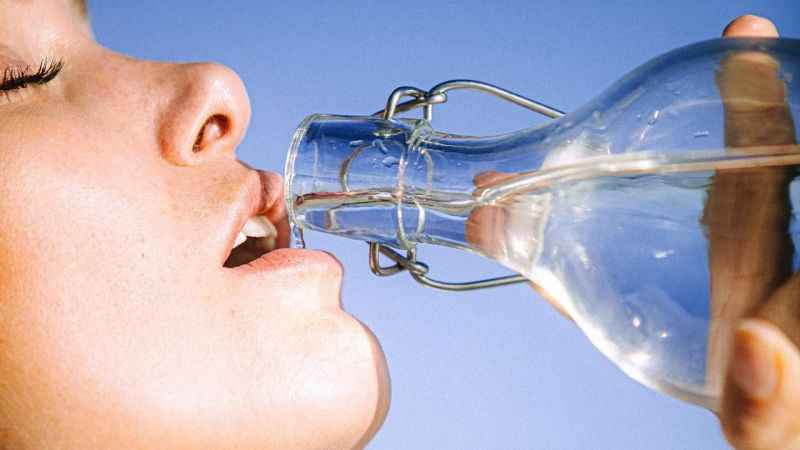 Kavurucu sıcakta aşırı su içmek tehlikeli