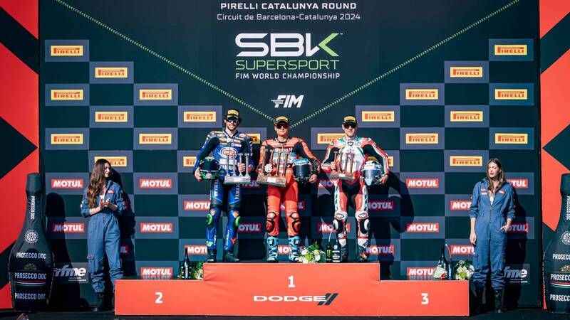 Razgatlıoğlu, Pirelli standart SCX lastiklerle aldığı riskle 1. Yarışı kazandı