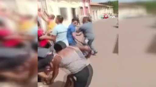 Rüşvet parasını pencereden halka dağıttı