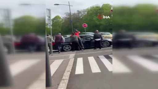 Fransa’da Türk seçmenlerin aracına saldırı