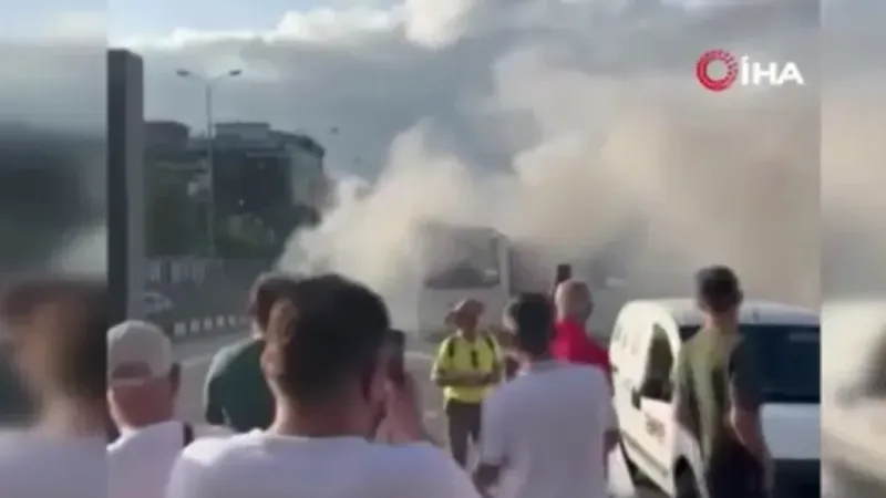 Avcılar’da metrobüste yangın paniği