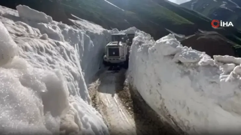 Yüksekova’da 5 metre yüksekliğindeki kar tünelleri şaşırttı