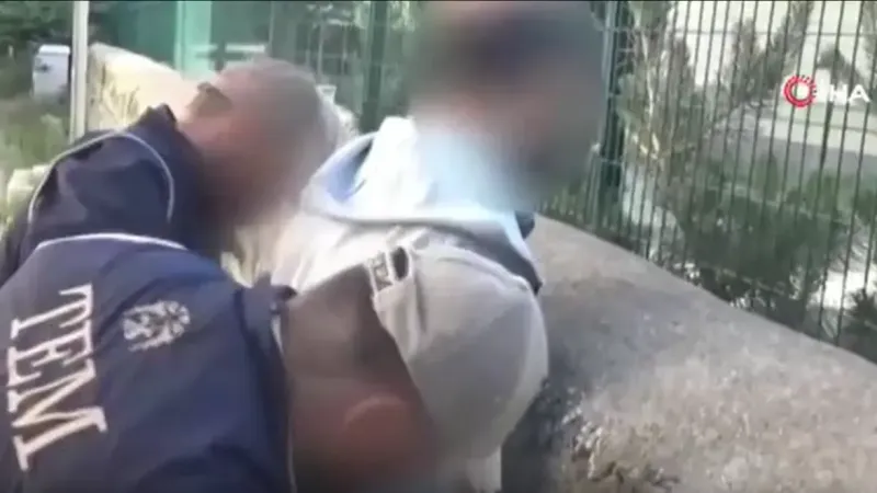 Bakan Yerlikaya: “17 ilde FETÖ’ye yönelik düzenlenen ‘Kıskaç-19’ operasyonlarında 72 şüpheli yakalandı” Bakan Yerlikaya: “17 ilde FETÖ’ye yönelik düzenlenen ‘Kıskaç-19’ operasyonlarında 72 şüpheli yakalandı”