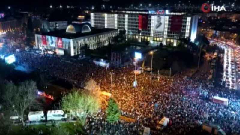 İBB Başkanı Ekrem İmamoğlu, seçim sonrası Saraçhane’de vatandaşlarla buluştu