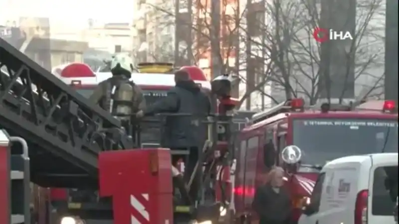 Bayrampaşa’da 3 katlı binada çıkan yangında 1 kişi yaralandı, 19 kişi kurtarıldı