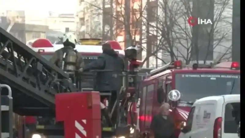 Bayrampaşa’da 3 katlı binada çıkan yangında 1 kişi yaralandı, 19 kişi kurtarıldı