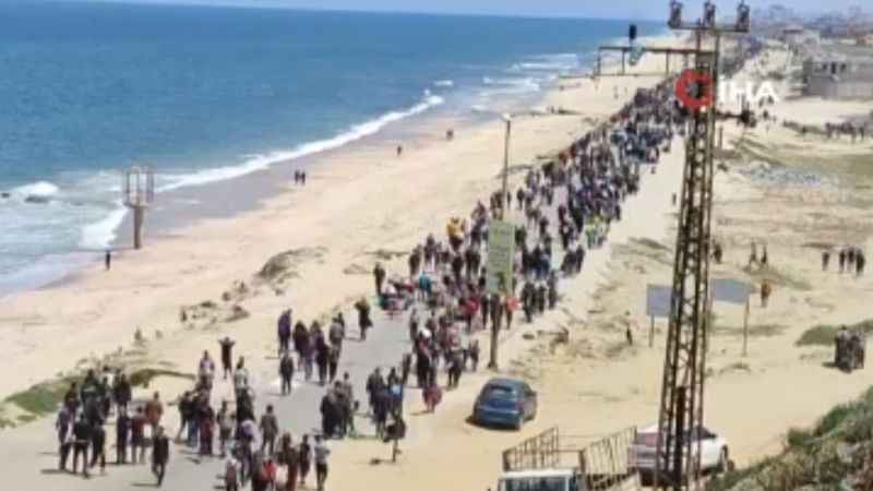 Gazze Şeridi’nin kuzeyindeki evlerinden ayrılmaya zorlanan Filistinliler geri dönüyor